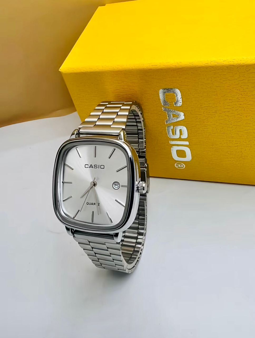 Montre CASIO en acier inoxydable de très bonne qualité